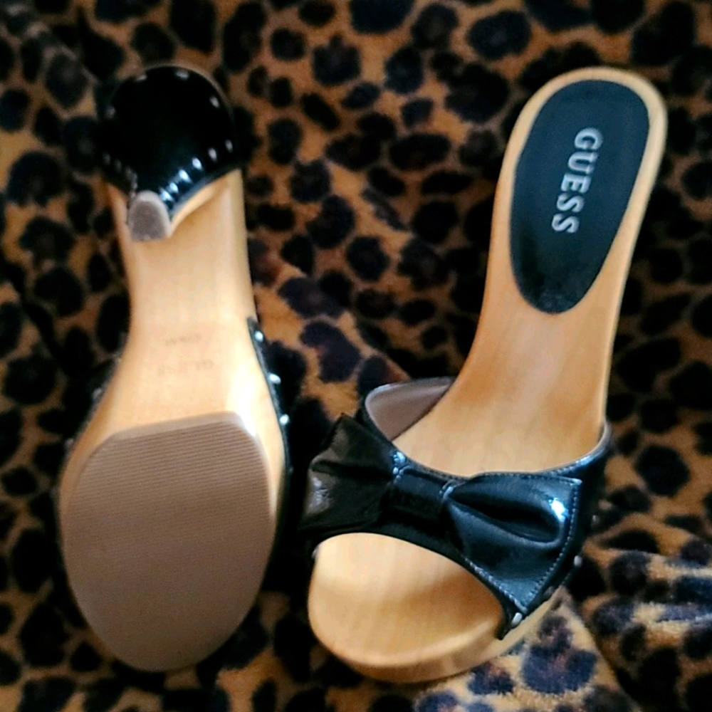 Guess pumps